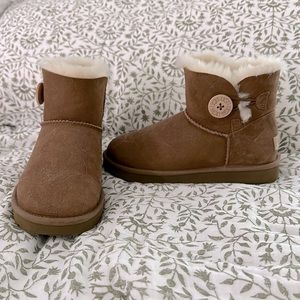 (SOLD) Women’s Bailey button Uggs